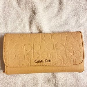 Nude Calvin Klein wallet